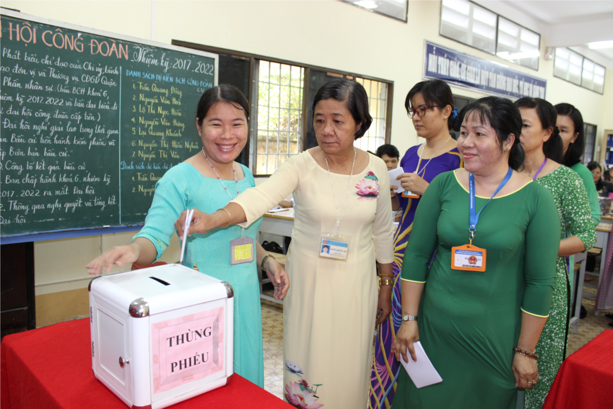 Bỏ phiếu bầu Ban Chấp hành Công đoàn nhiệm kì 2017 - 2022